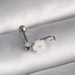 316L Çelik Gümüş Renk Zirkon Taş Detay Beyaz Çiçek Model Tragus Piercing