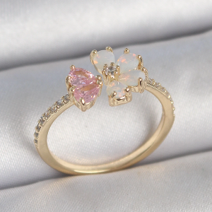 Pirinç Gold Renk Beyaz Mineli Pembe Zirkon Taşlı Çiçek Model Kadın Yüzük