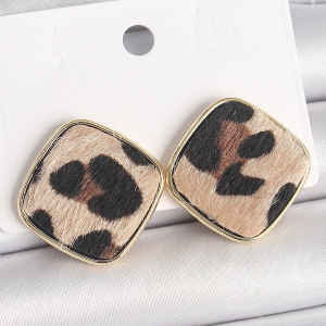 Pirinç Gold Renk Kare Leopar Model Kadın Küpe