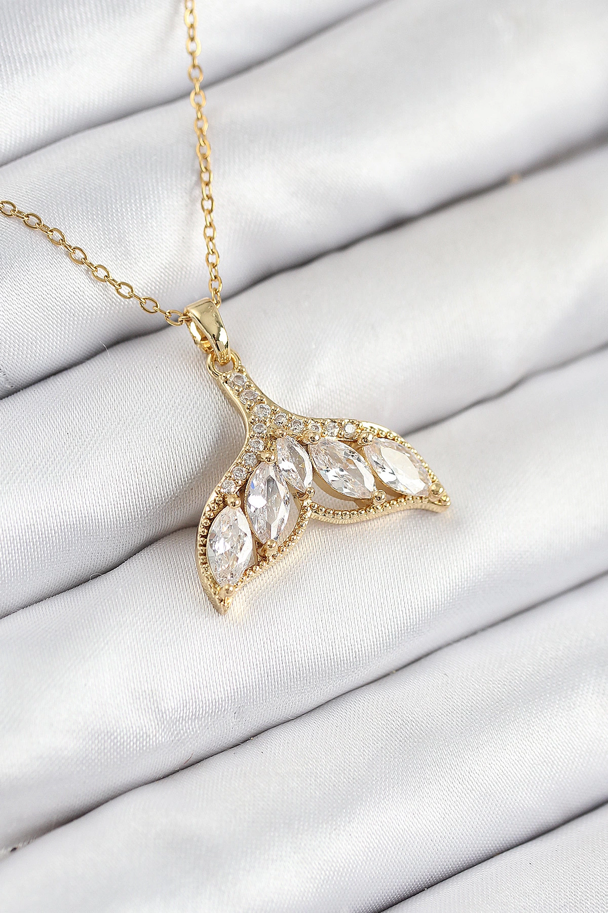 316L Çelik Zirkon Taşlı Balık Kuyruğu Model Gold Renk Kadın Kolye 1 316L Çelik Zirkon Taşlı Balık Kuyruğu Model Gold Renk Kadın Kolye