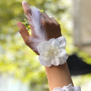 Bride to be Nedime Gelin Bilekliği Tüy ve İnci Boncuk Detaylı Beyaz Renkli Bekarlığa Veda Partisi Bilekliği 10 Adet