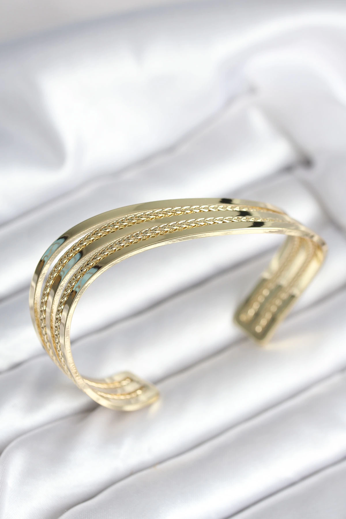 Eğik Şerit Model Gold Renk Pirinç Kadın Bileklik 1 Eğik Şerit Model Gold Renk Pirinç Kadın Bileklik