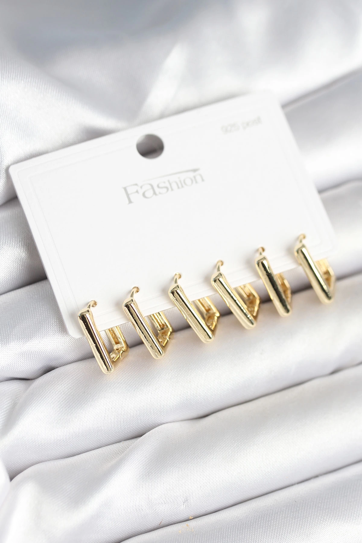 Gold Renk Kare Model Pirinç 925 Ayar Gümüş Çivili Kadın Küpe Seti 1 Gold Renk Kare Model Pirinç 925 Ayar Gümüş Çivili Kadın Küpe Seti