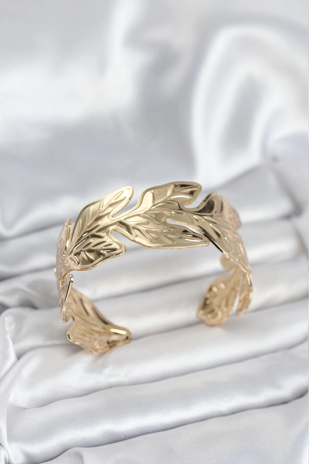 Gold Renk Pirinç Levha Yaprak Model Kadın Bileklik 1 Gold Renk Pirinç Levha Yaprak Model Kadın Bileklik