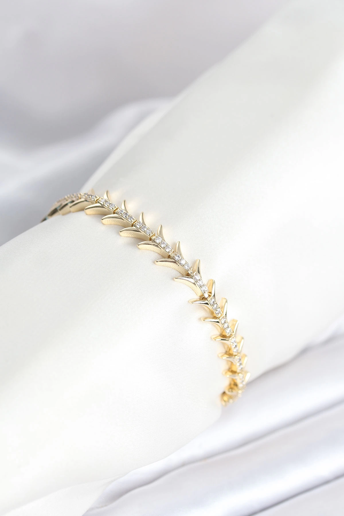 Pirinç Gold Renk Balık Sırtı Model Zirkon Taşlı Kadın Bileklik