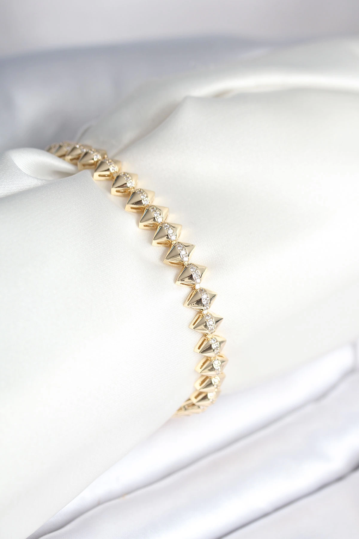 Pirinç Gold Renk Zirkon Taşlı Baklava Model Kadın Bileklik 1 Pirinç Gold Renk Zirkon Taşlı Baklava Model Kadın Bileklik