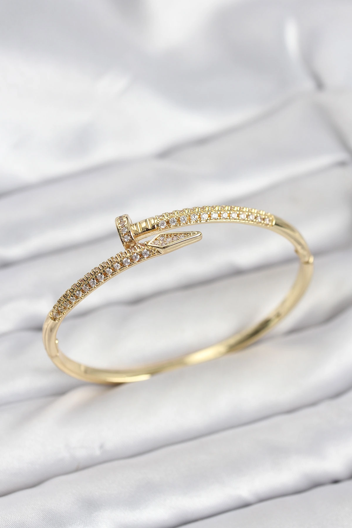 Pirinç Gold Renk Zirkon Taşlı Çivi Model Kadın Kelepçe Bileklik