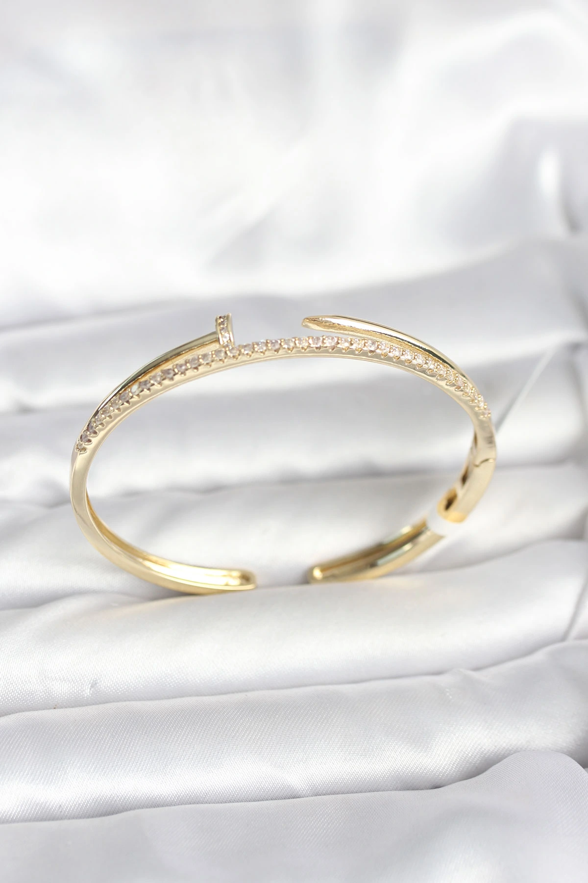 Pirinç Gold Renk Zirkon Taşlı Çivi Model Kadın Kelepçe Bileklik 1 Pirinç Gold Renk Zirkon Taşlı Çivi Model Kadın Kelepçe Bileklik