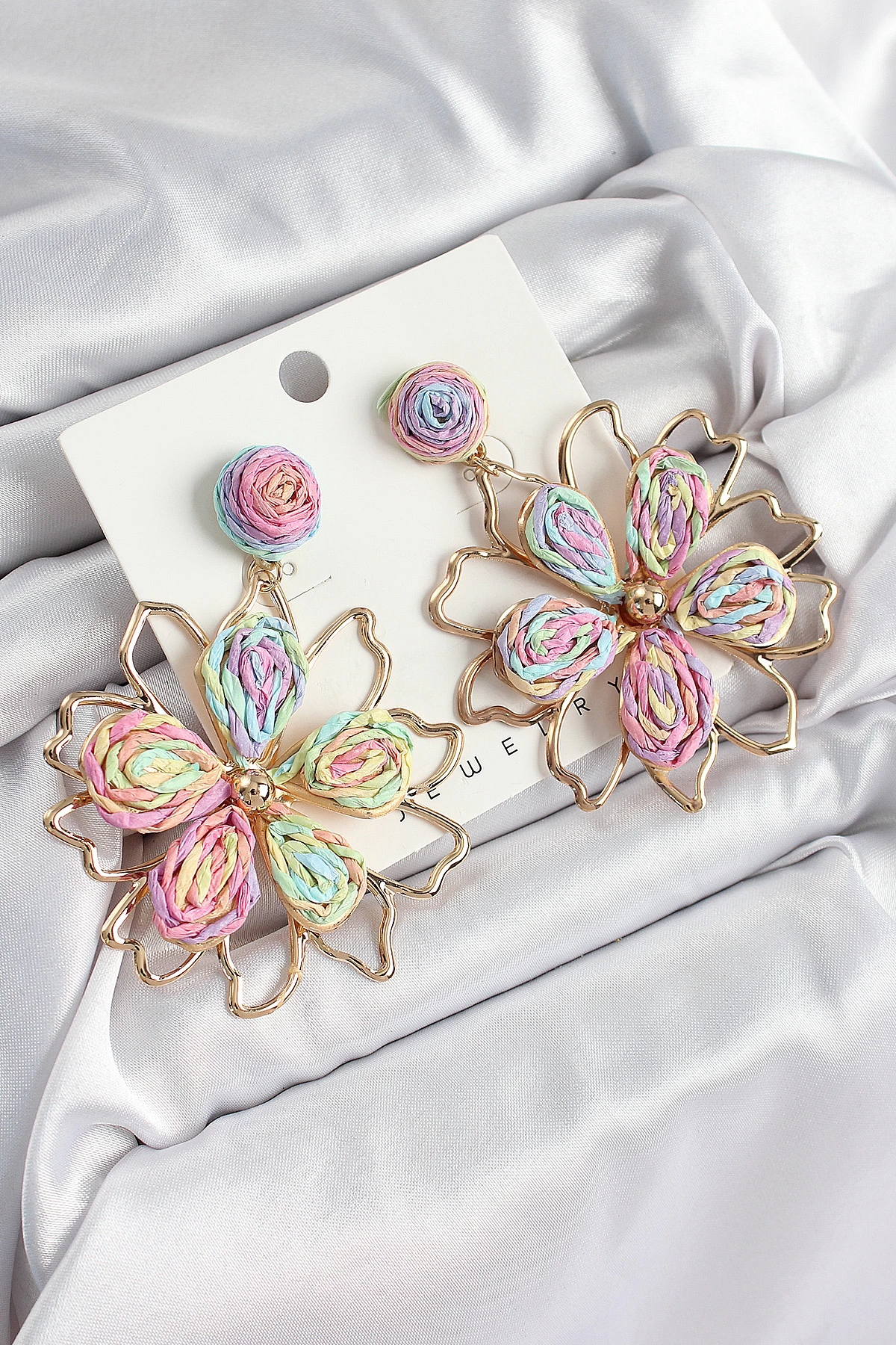 Pirinç Rainbow Çiçek Model Gold Renk Kadın Hasır Küpe 1 Pirinç Rainbow Çiçek Model Gold Renk Kadın Hasır Küpe