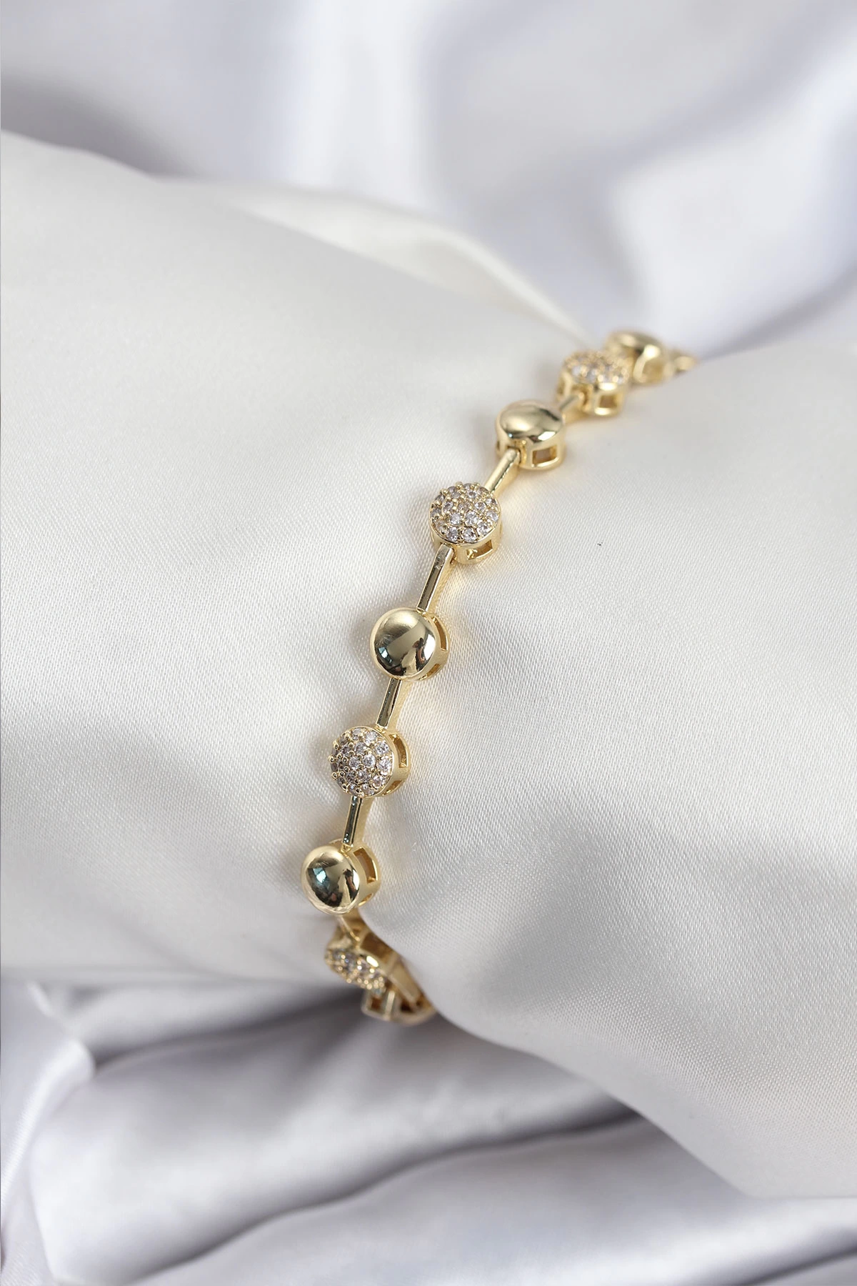 Pirinç VIP Seri Gold Renk Topçuk Model Kadın Bileklik 1 Pirinç VIP Seri Gold Renk Topçuk Model Kadın Bileklik