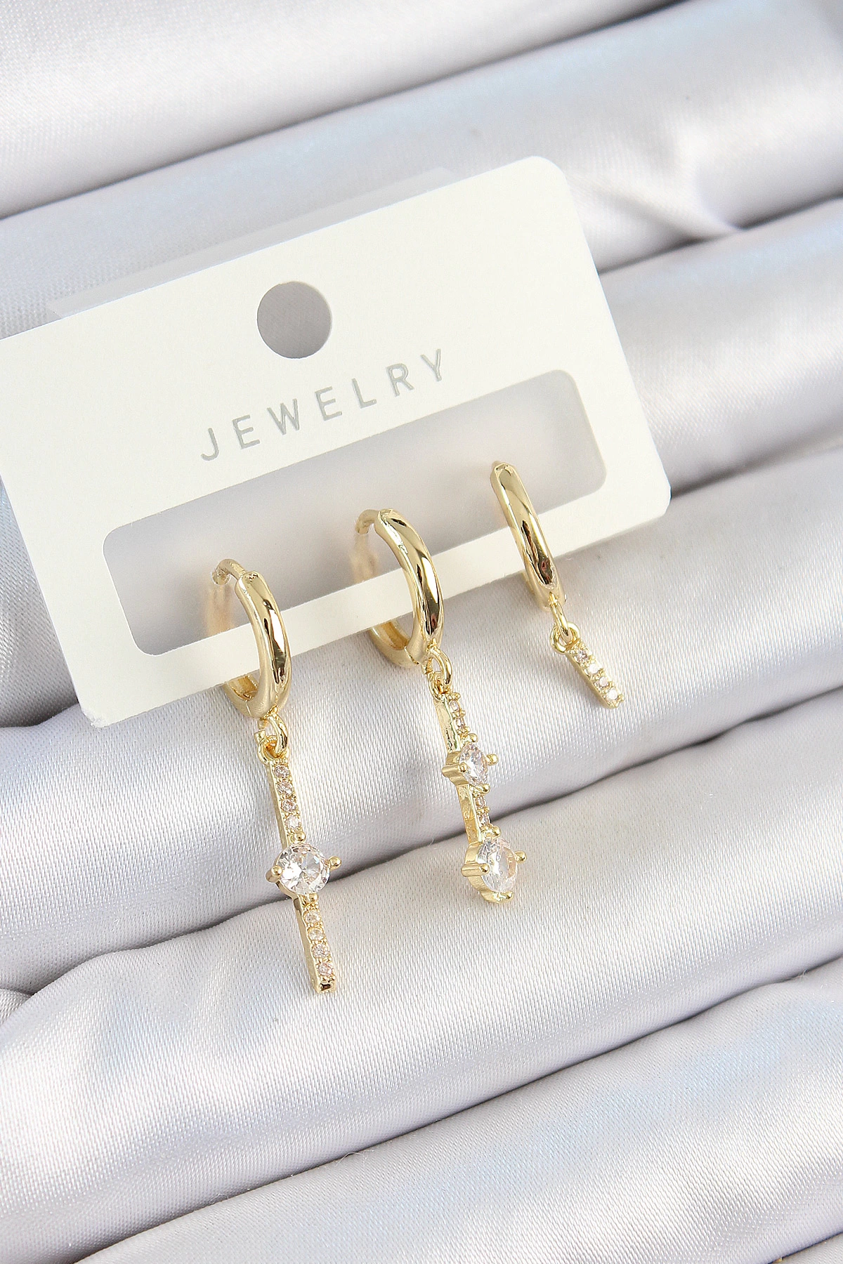 Pirinç Zirkon Taşlı Sallantılı Model Gold Renk 3'lü Çift Kadın Küpe Set 1 Pirinç Zirkon Taşlı Sallantılı Model Gold Renk 3'lü Çift Kadın Küpe Set