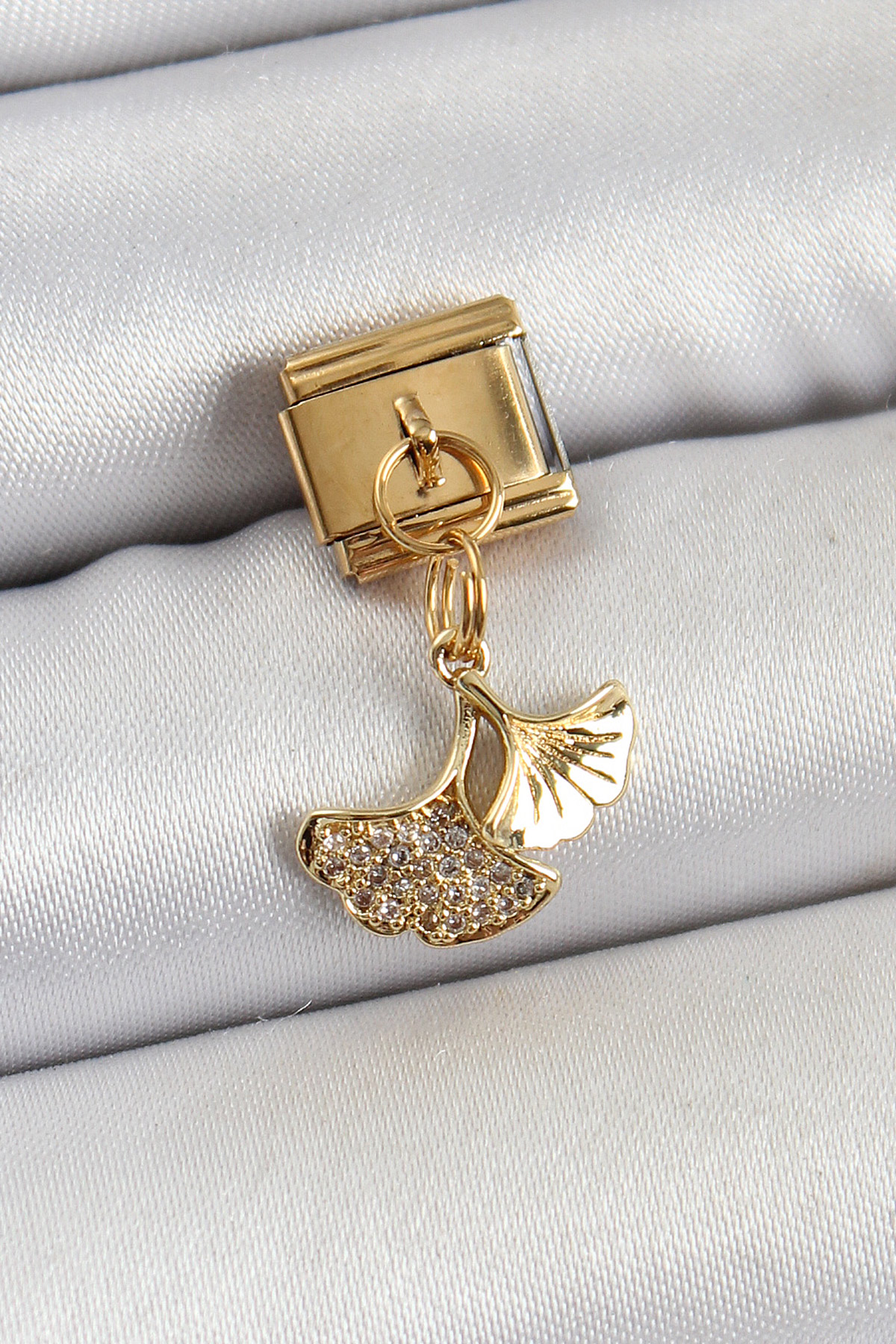 316L Çelik Sallantılı Zirkon Taşlı Balık Kuyruğu Model Gold Renk Nomination Charm 5886 1 316L Çelik Sallantılı Zirkon Taşlı Balık Kuyruğu Model Gold Renk Nomination Charm 5886