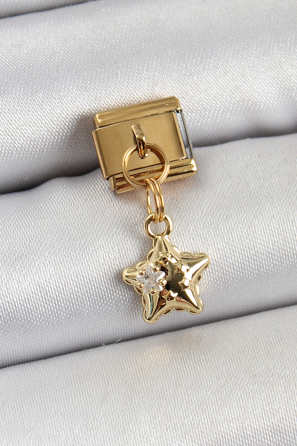 316L Çelik Sallantılı Zirkon Taşlı Yıldız Model Gold Renk Nomination Charm 5886 1 316L Çelik Sallantılı Zirkon Taşlı Yıldız Model Gold Renk Nomination Charm 5886