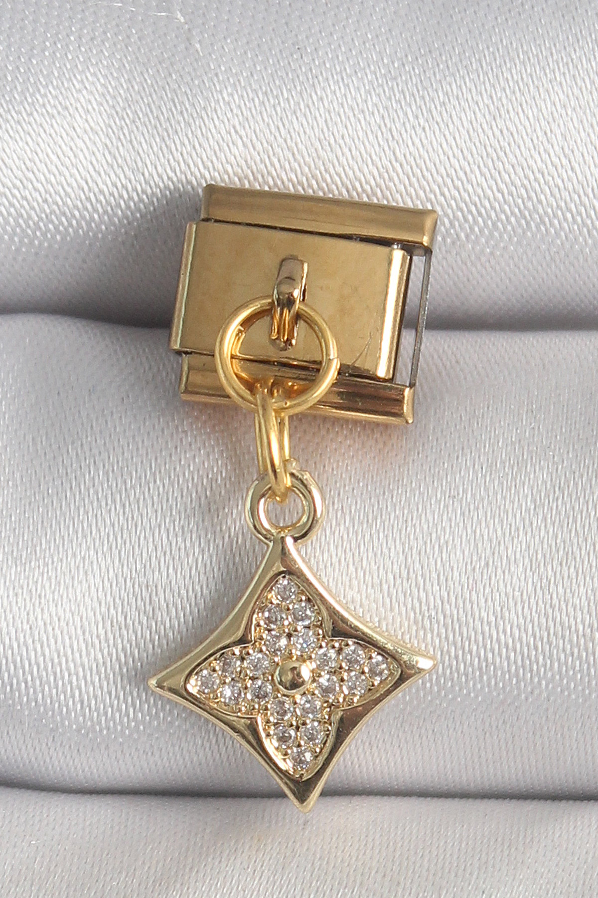 316L Çelik Gold Renk Sallantı Zirkon Taşlı Çiçek İşlemeli Nomination Charm 5886 1 316L Çelik Gold Renk Sallantı Zirkon Taşlı Çiçek İşlemeli Nomination Charm 5886