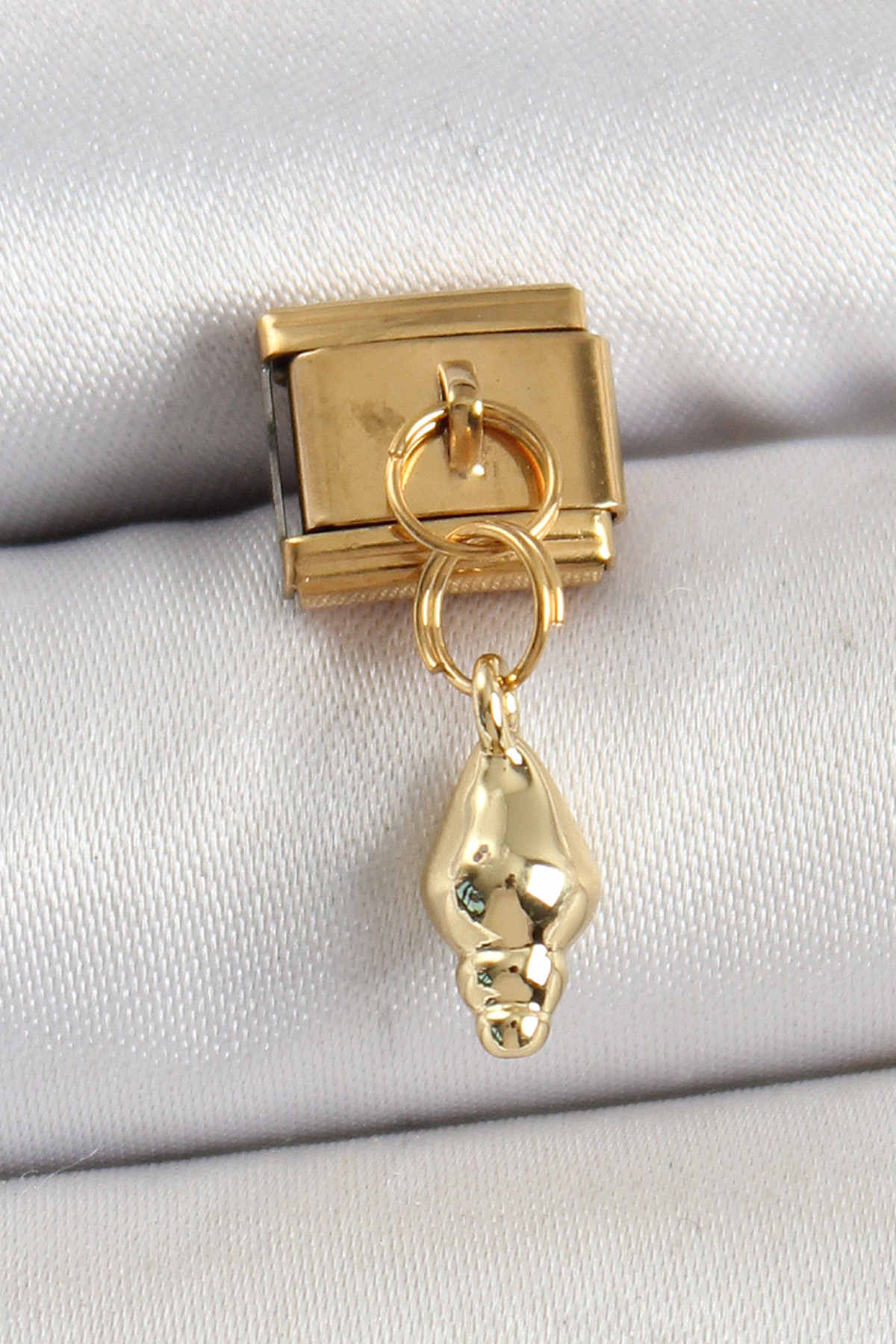 316L Çelik Sallantılı Deniz Kabuğu Model Gold Renk Nomination Charm 5886 1 316L Çelik Sallantılı Deniz Kabuğu Model Gold Renk Nomination Charm 5886