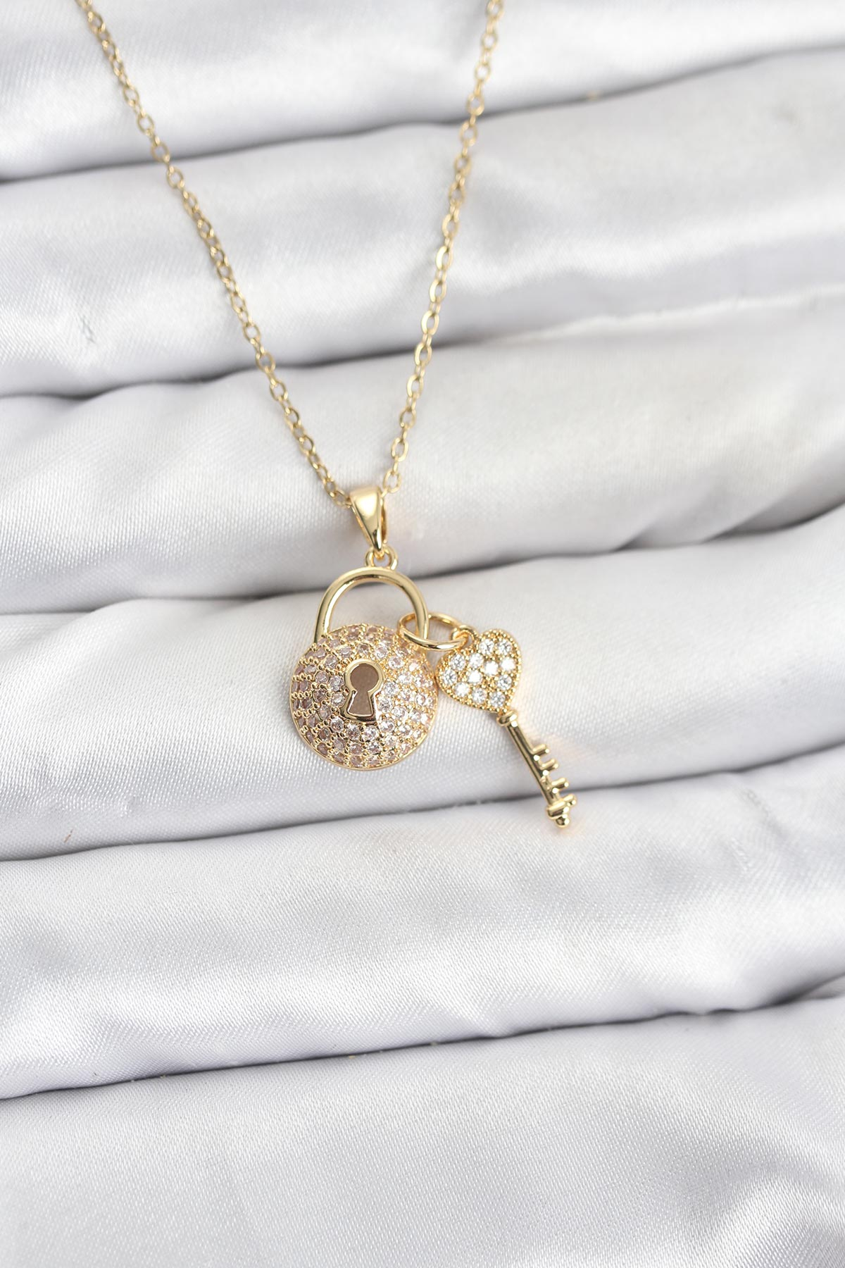 316L Çelik Zincir Gold Renk Kilit Anahtar Model Zirkon Taşlı Kadın Kolye 5886 1 316L Çelik Zincir Gold Renk Kilit Anahtar Model Zirkon Taşlı Kadın Kolye 5886