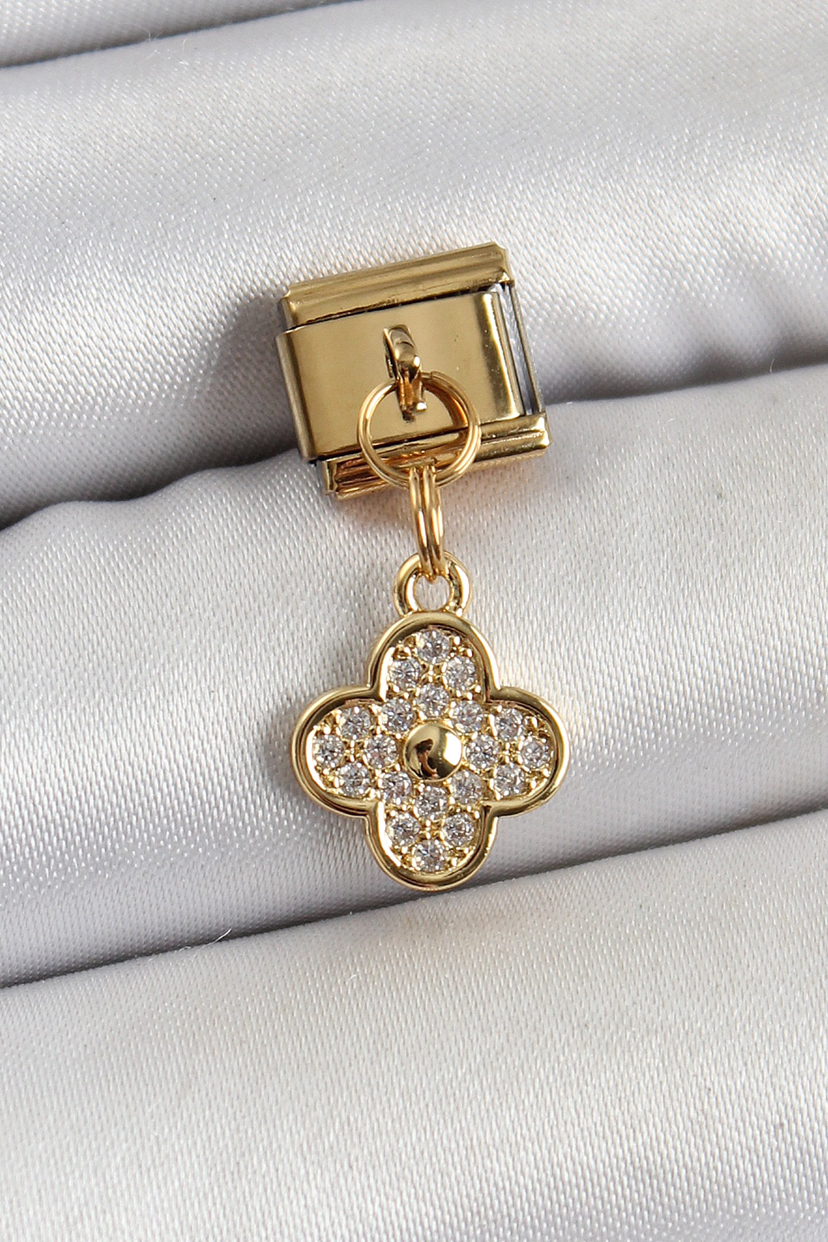 316L Çelik Sallantılı Zirkon Taşlı Yonca Model Gold Renk Nomination Charm 5886 1 316L Çelik Sallantılı Zirkon Taşlı Yonca Model Gold Renk Nomination Charm 5886