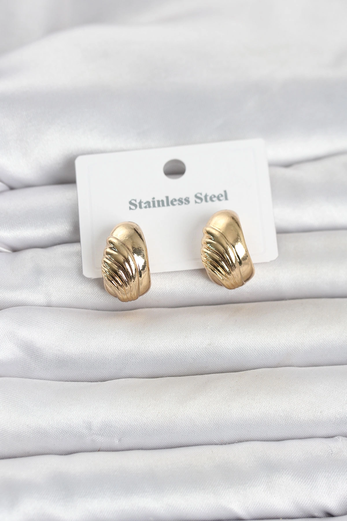 316L Çelik Gold Renk Desenli Yarım Halka Model Kadın Küpe 1 316L Çelik Gold Renk Desenli Yarım Halka Model Kadın Küpe