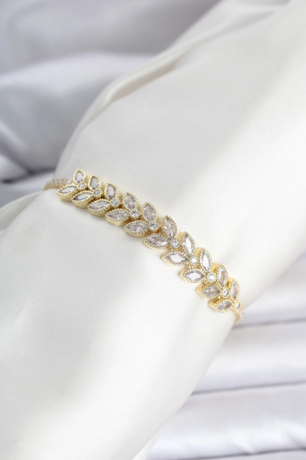 Pirinç Gold Renk Başak Model Su Yolu Kadın Bileklik 1 Pirinç Gold Renk Başak Model Su Yolu Kadın Bileklik
