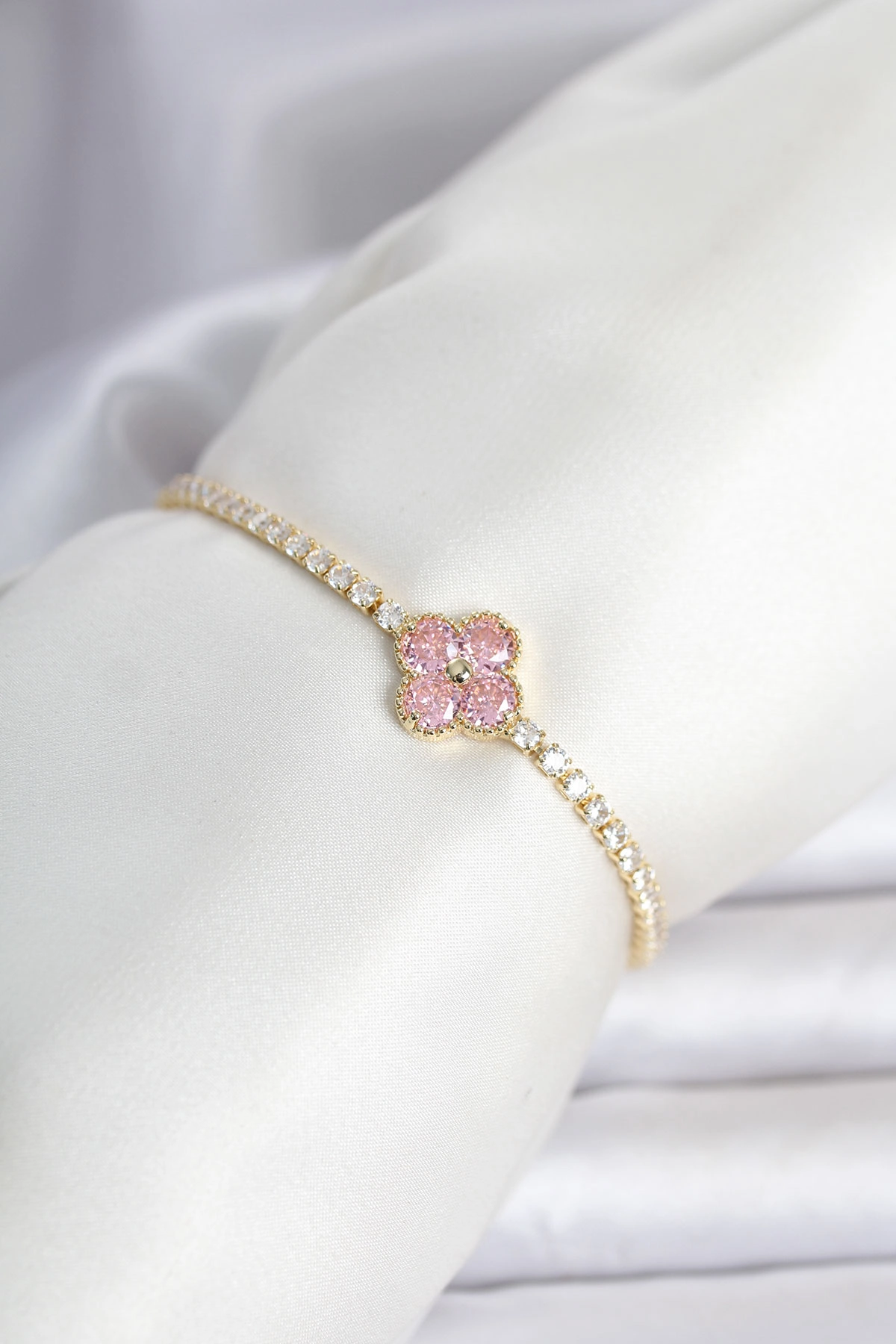 Pirinç Gold Renk Pembe Zirkon Taşlı Yonca Model Su Yolu Kadın Bileklik 1 Pirinç Gold Renk Pembe Zirkon Taşlı Yonca Model Su Yolu Kadın Bileklik