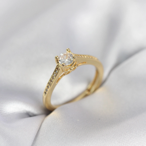Tek Taş Gold Renk Zirkon Taşlı Model Kadın Yüzük