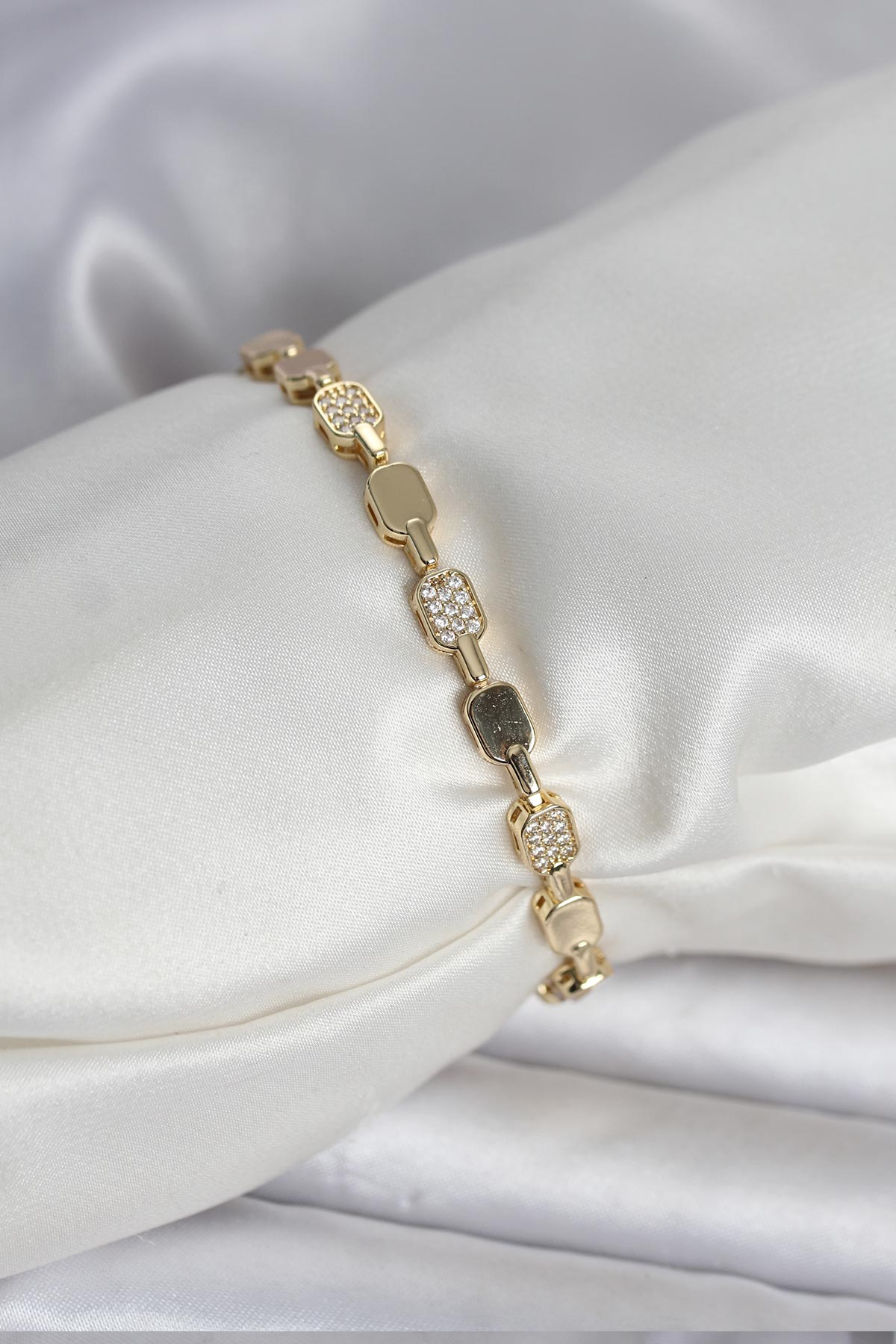 Pirinç Gold Renk Sarmal Damla Model Vintage Kadın Küpe 5886 1 Pirinç Gold Renk Sarmal Damla Model Vintage Kadın Küpe 5886