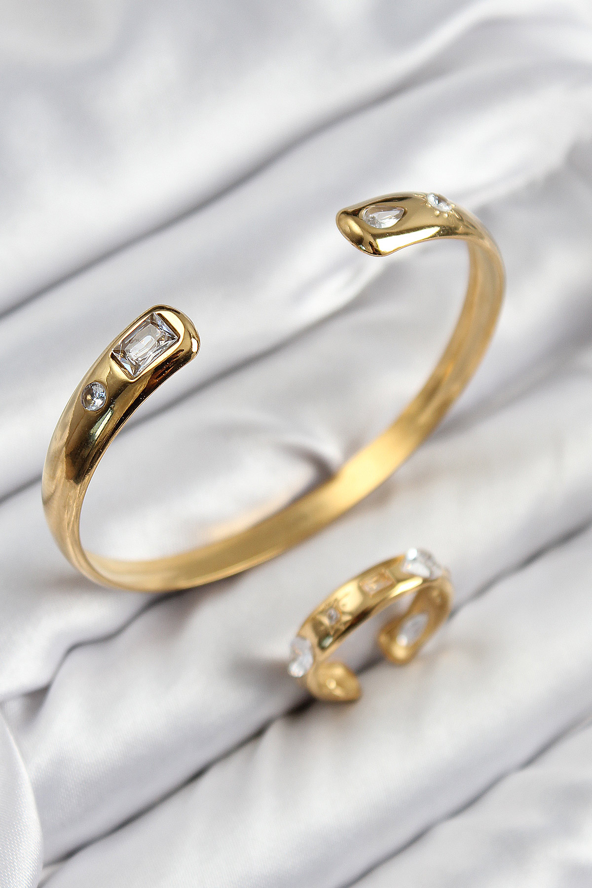 Gold Renk Pirinç Tırtık Model Kadın Küpe 5886 1 Gold Renk Pirinç Tırtık Model Kadın Küpe 5886