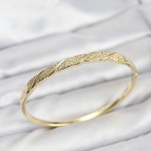 Pirinç Gold Renk İnci Detaylı 925 Gümüş Çivili Kadın Küpe Seti 5886