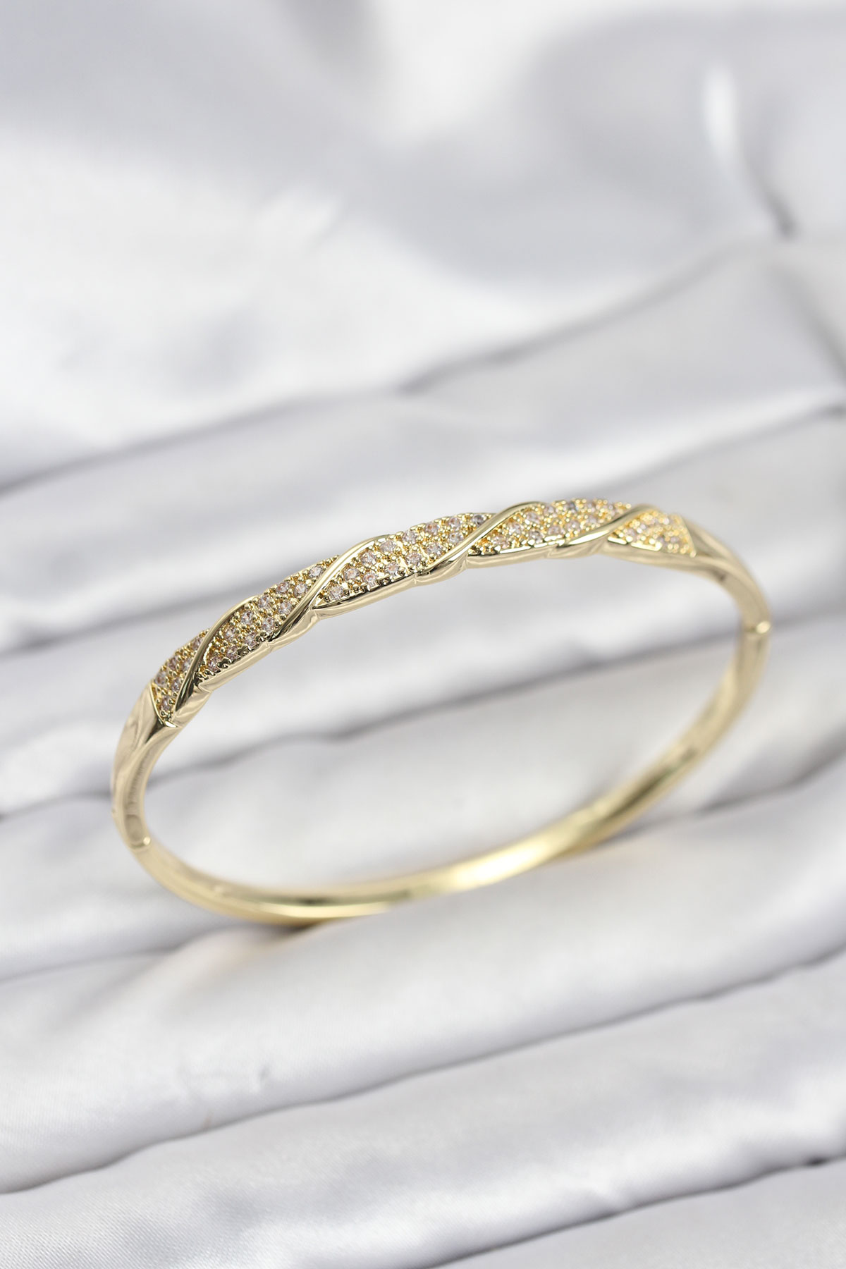 Pirinç Gold Renk İnci Detaylı 925 Gümüş Çivili Kadın Küpe Seti 5886 1 Pirinç Gold Renk İnci Detaylı 925 Gümüş Çivili Kadın Küpe Seti 5886