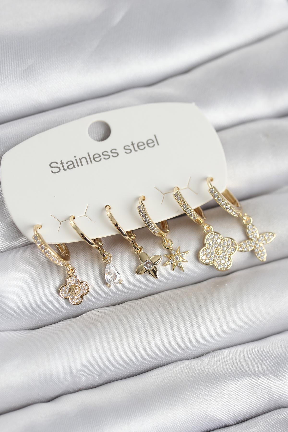Pirinç Gold Renk Kelebekli Model Zincir Bağlantılı Ear Cuff Küpe Seti 5886 1 Pirinç Gold Renk Kelebekli Model Zincir Bağlantılı Ear Cuff Küpe Seti 5886