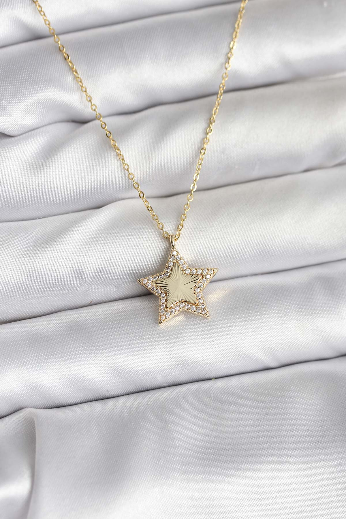 Xuping Zirkon Taşlı I Model Gold Renk Kadın Küpe 5886 1 Xuping Zirkon Taşlı I Model Gold Renk Kadın Küpe 5886