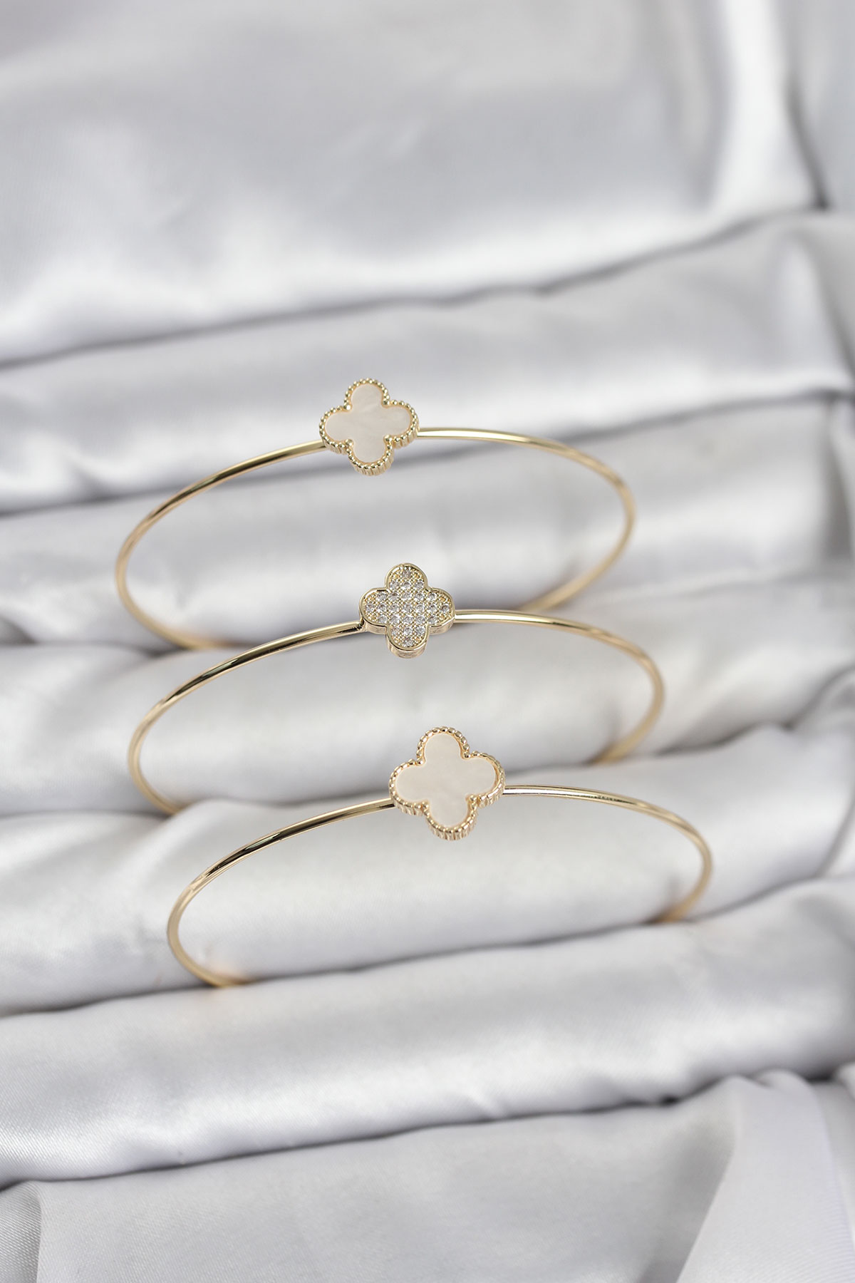 Pirinç Gold Renk Beyaz Tüllü Lotus Kadın Küpe 5886
