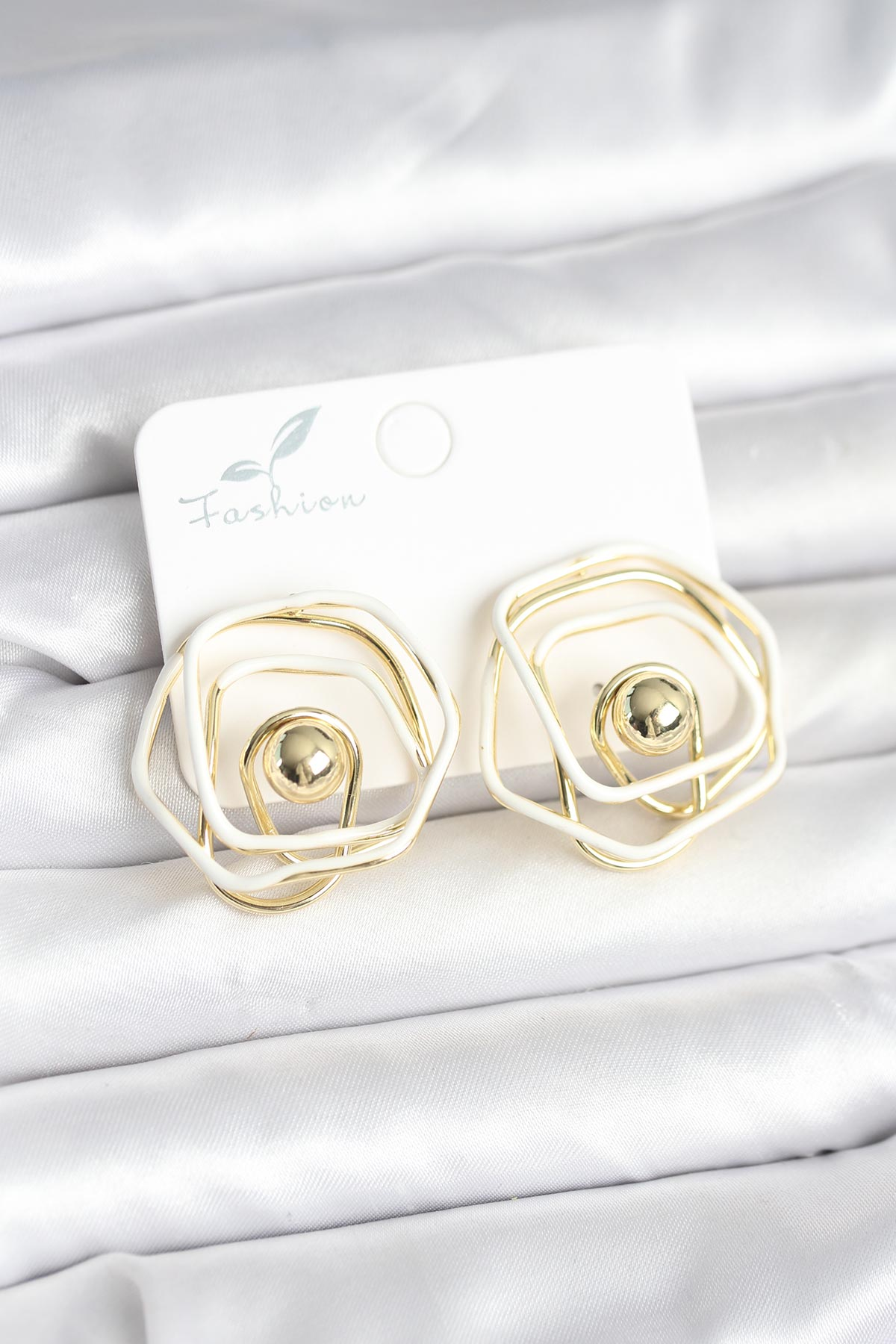 Pirinç Gold Renk Tırtıklı Yaprak Model Sallantılı Küpe 5886 1 Pirinç Gold Renk Tırtıklı Yaprak Model Sallantılı Küpe 5886