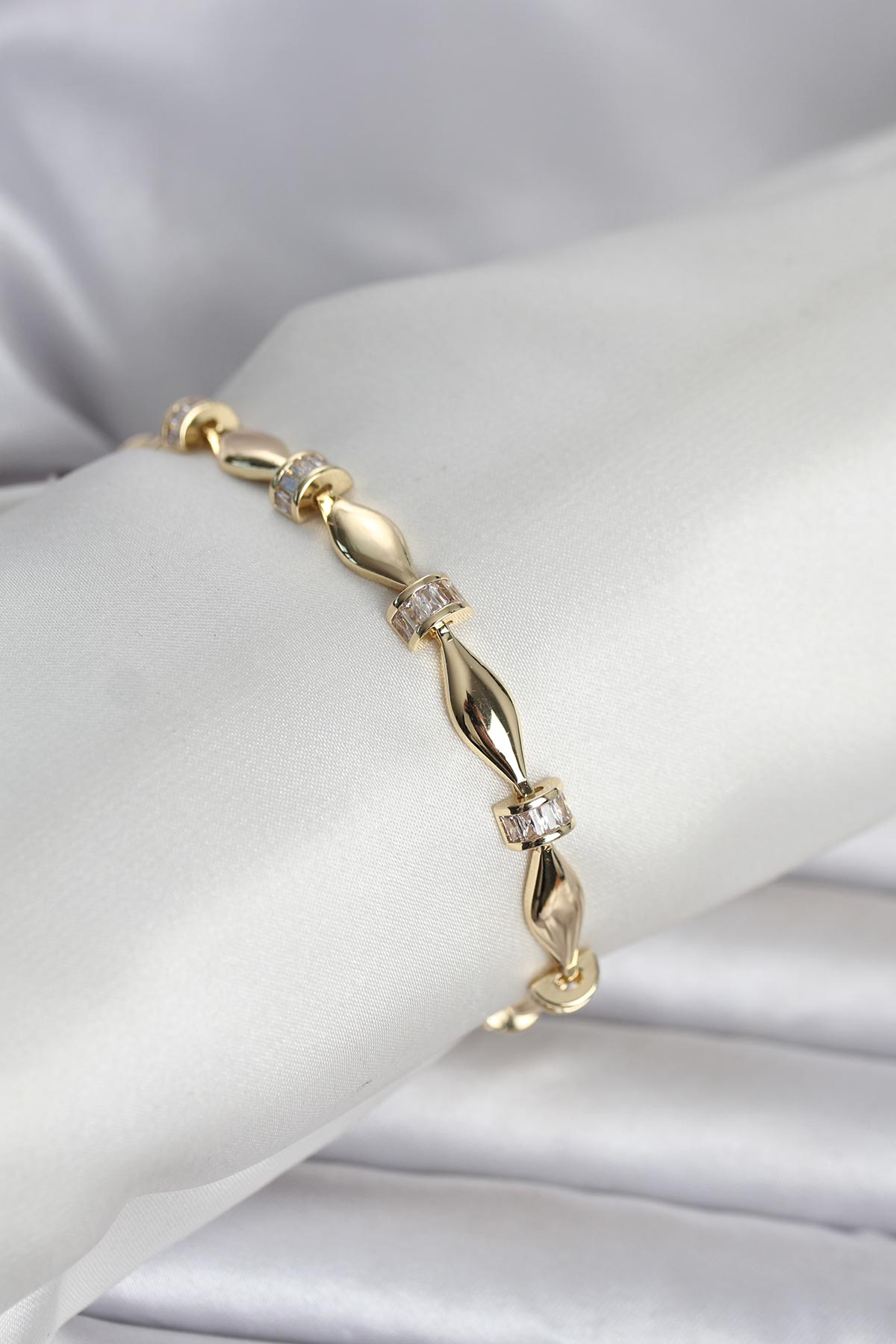 Pembe Yunus Balığı Model Gold Renk Pirinç Çocuk Küpe 5886 1 Pembe Yunus Balığı Model Gold Renk Pirinç Çocuk Küpe 5886