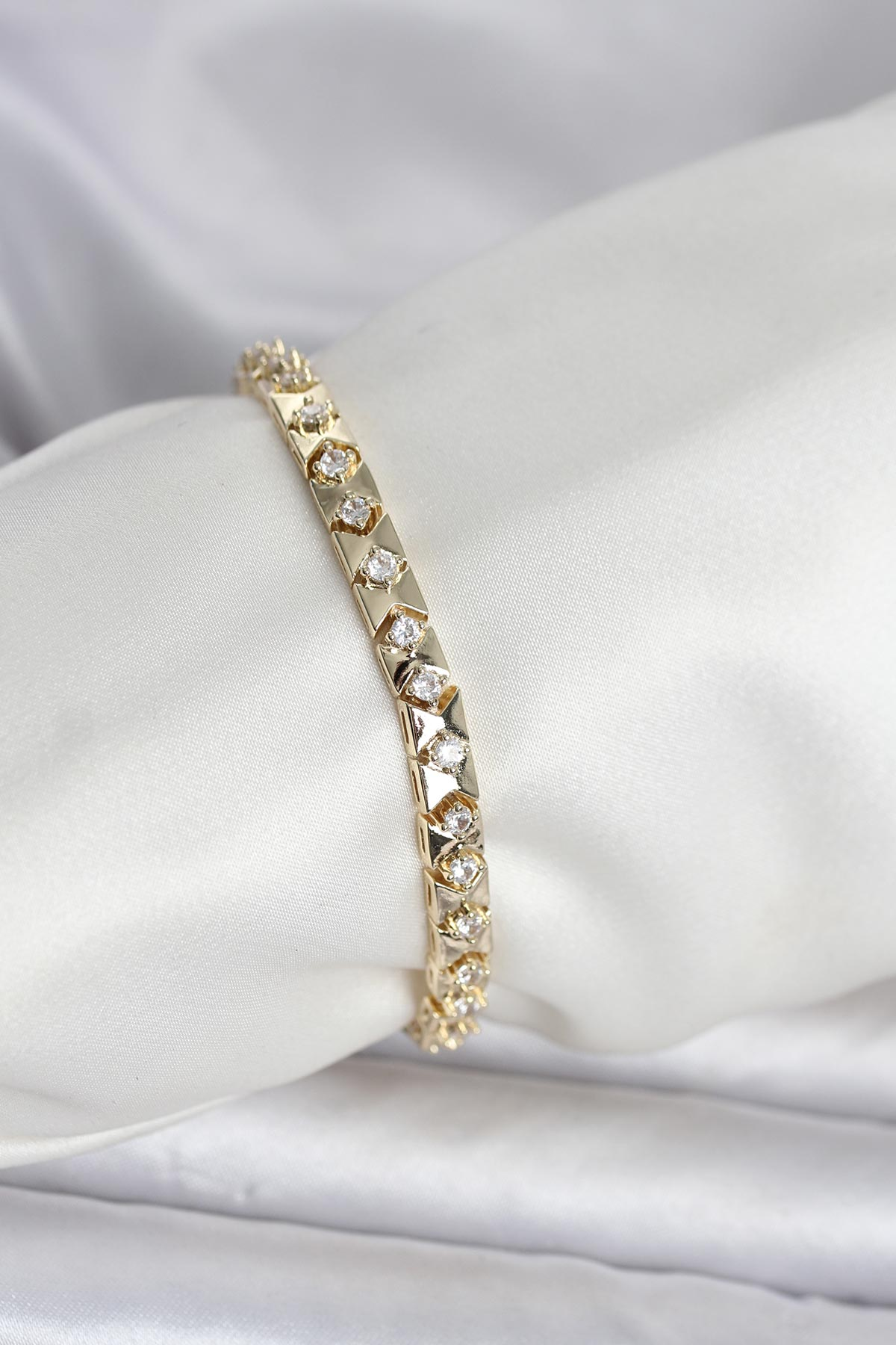 Pirinç Gold Renk Topçuk Model Mineli Halka Kadın Küpe 5886 1 Pirinç Gold Renk Topçuk Model Mineli Halka Kadın Küpe 5886