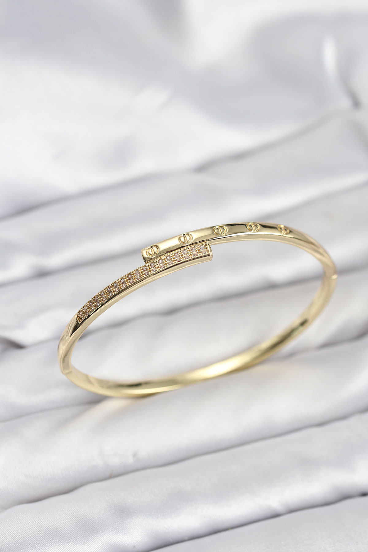 Pirinç Gold Renk Zirkon Taşlı Kelebek Model Kadın Küpe 5886 1 Pirinç Gold Renk Zirkon Taşlı Kelebek Model Kadın Küpe 5886