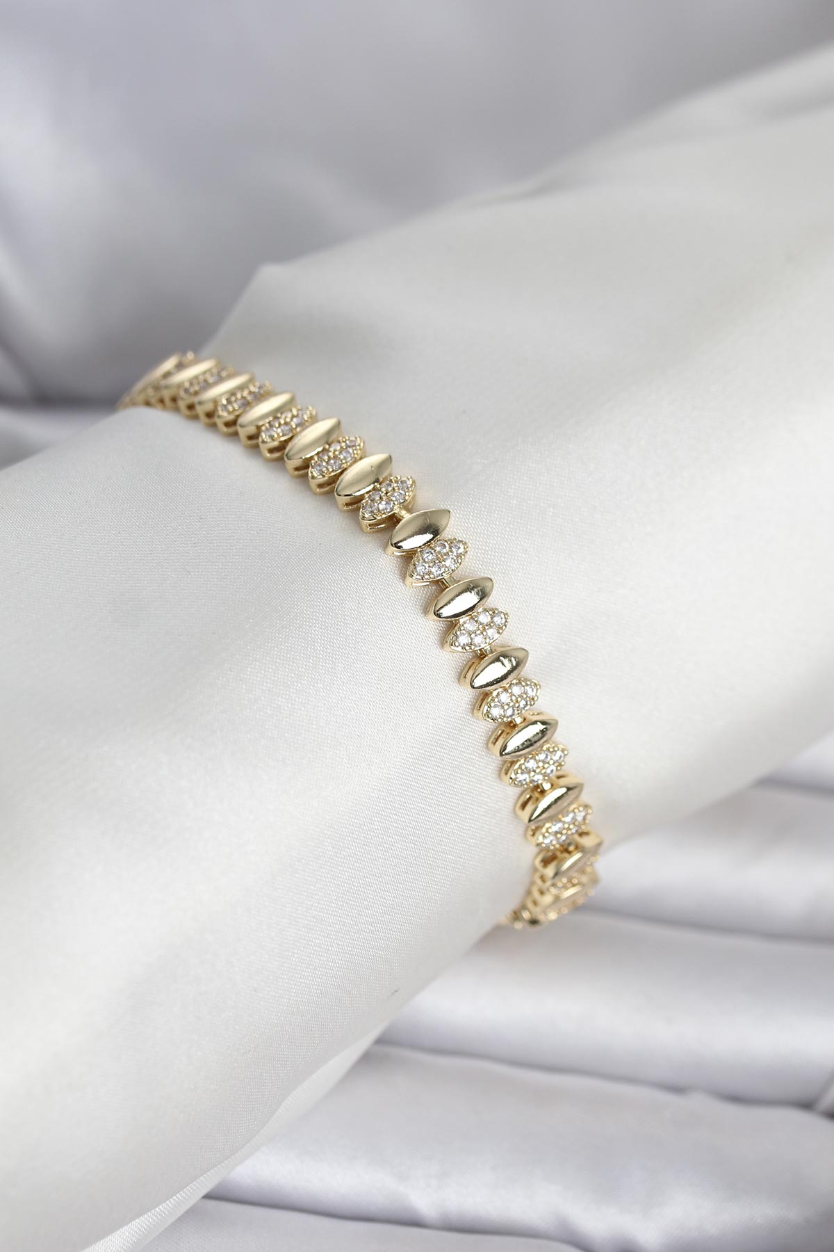 Pirinç Gold Renk Vintage Kadın Küpe 5886