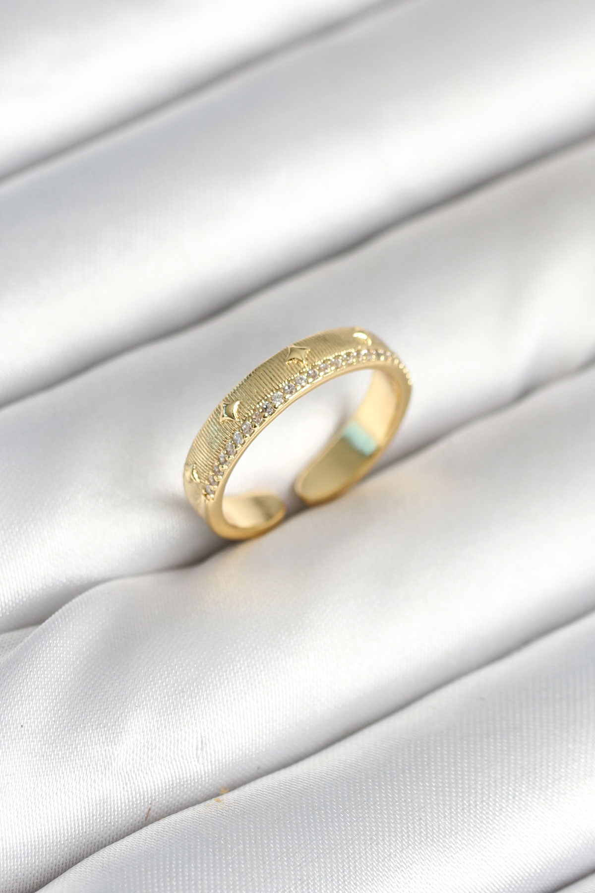 Gold Renk Şerit Zirkon Taşlı Kadın Yüzük 5886 1 Gold Renk Şerit Zirkon Taşlı Kadın Yüzük 5886
