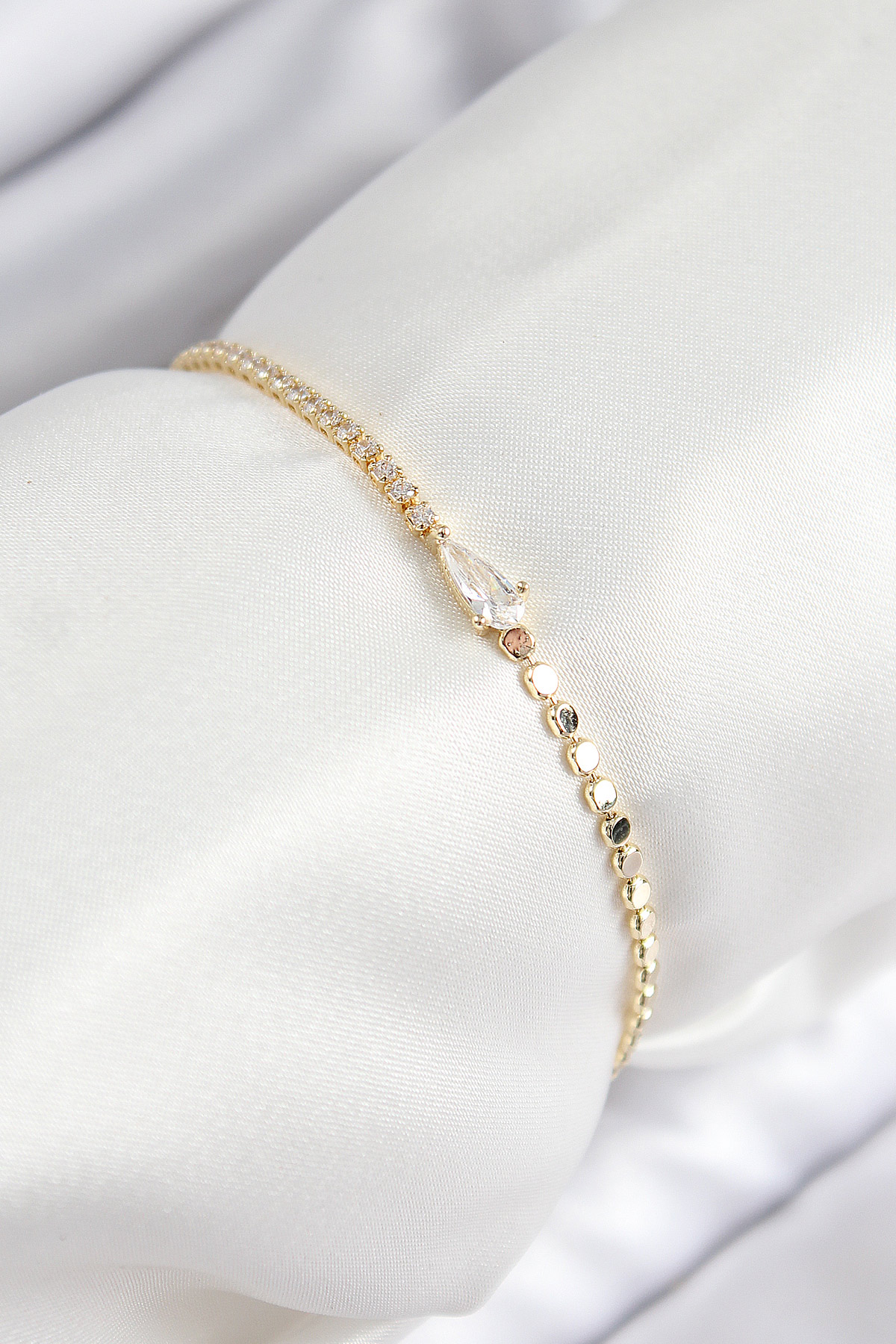 Pirinç Zirkon Taşlı Damla Model Ezme Zincir Gold Renk Kadın Bileklik 5886 1 Pirinç Zirkon Taşlı Damla Model Ezme Zincir Gold Renk Kadın Bileklik 5886