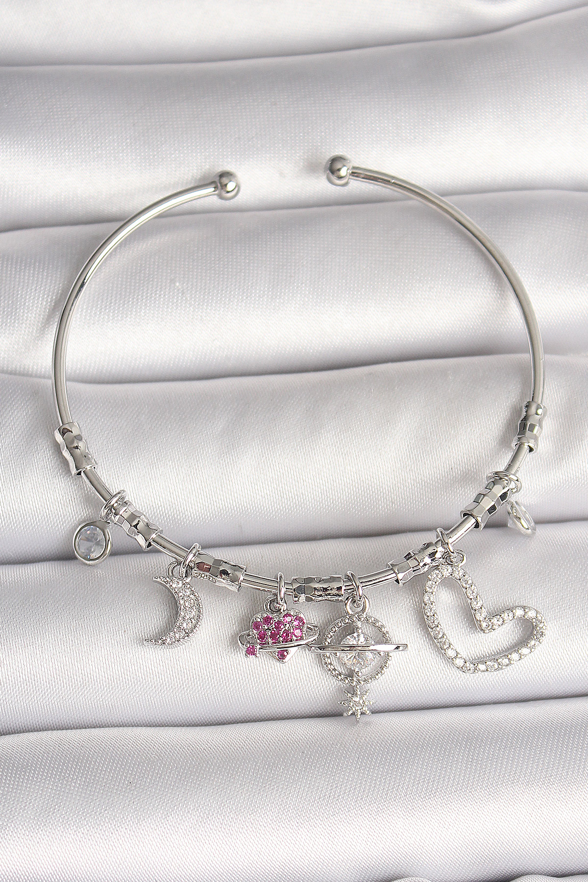 Pirinç Gümüş Renk Sallantı Zirkon Taşlı Gezegen Figür Kalp Detay Charm Kadın Bileklik 5886 1 Pirinç Gümüş Renk Sallantı Zirkon Taşlı Gezegen Figür Kalp Detay Charm Kadın Bileklik 5886