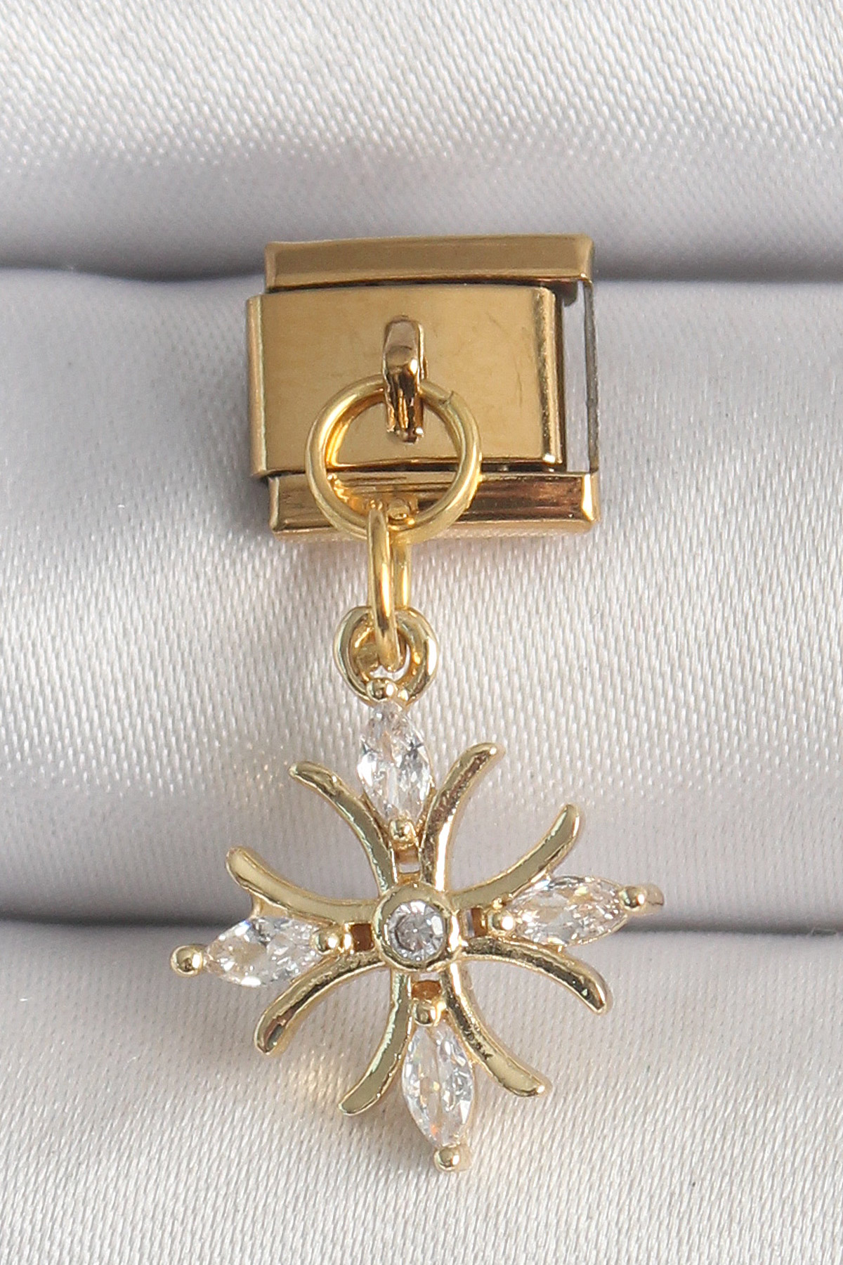 316L Çelik Gold Renk Sallantı Zirkon Taşlı Kar Tanesi Model Nomination Charm 5886 1 316L Çelik Gold Renk Sallantı Zirkon Taşlı Kar Tanesi Model Nomination Charm 5886