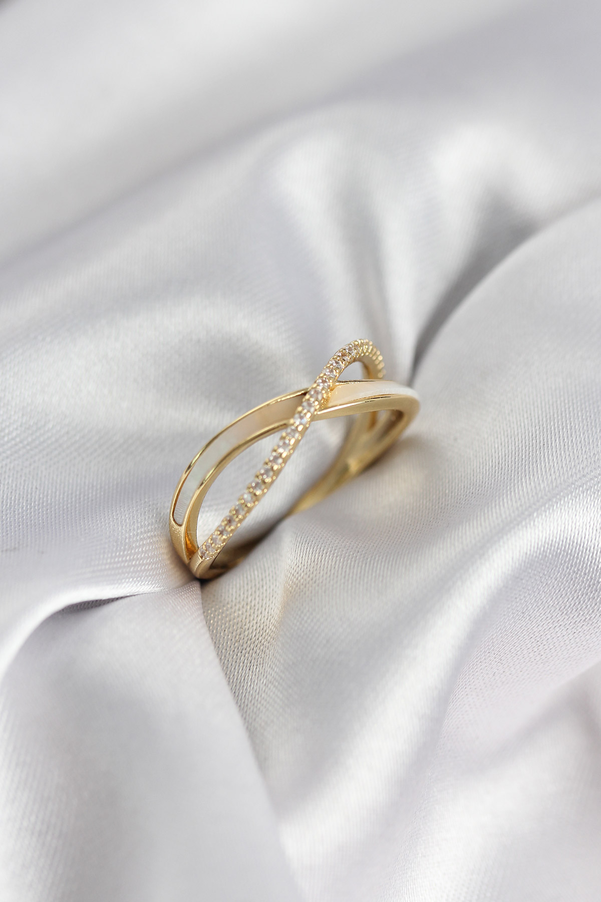 Zirkon Taşlı Sarmal Sedefli Gold Renk Kadın Yüzük 5886 1 Zirkon Taşlı Sarmal Sedefli Gold Renk Kadın Yüzük 5886
