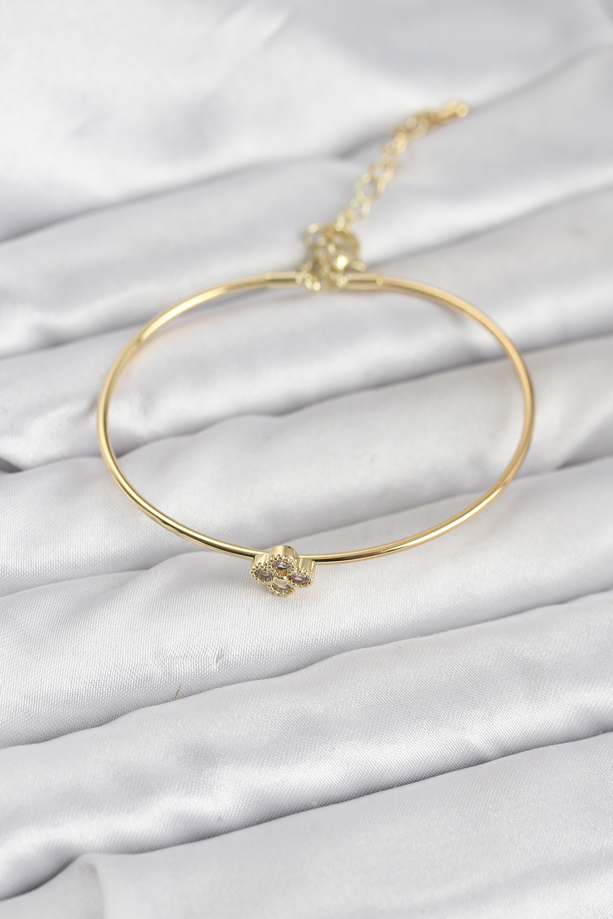 Zirkon Taşlı Yonca Model Gold Renk Kadın Bileklik 5886 1 Zirkon Taşlı Yonca Model Gold Renk Kadın Bileklik 5886
