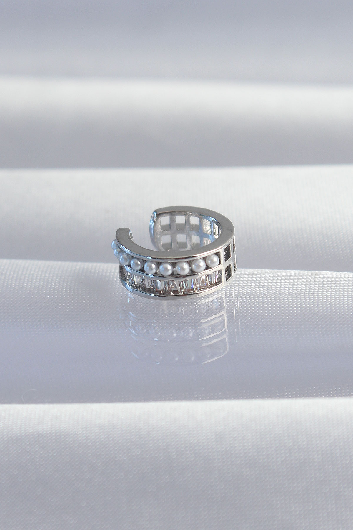 Pirinç Gümüş Renk İncili Baget Taşlı Earcuff Küpe 5886 1 Pirinç Gümüş Renk İncili Baget Taşlı Earcuff Küpe 5886