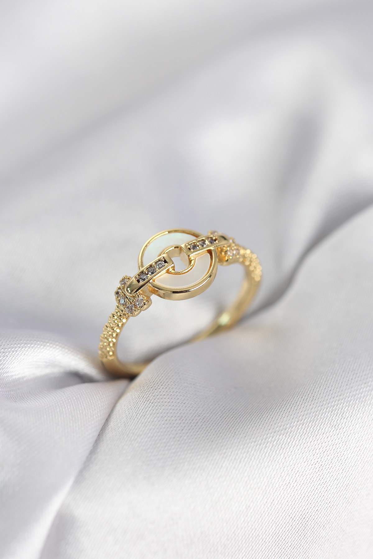 Gold Renk Daire Form Sedef ve Zirkon Taşlı Kadın Yüzük 5886 1 Gold Renk Daire Form Sedef ve Zirkon Taşlı Kadın Yüzük 5886