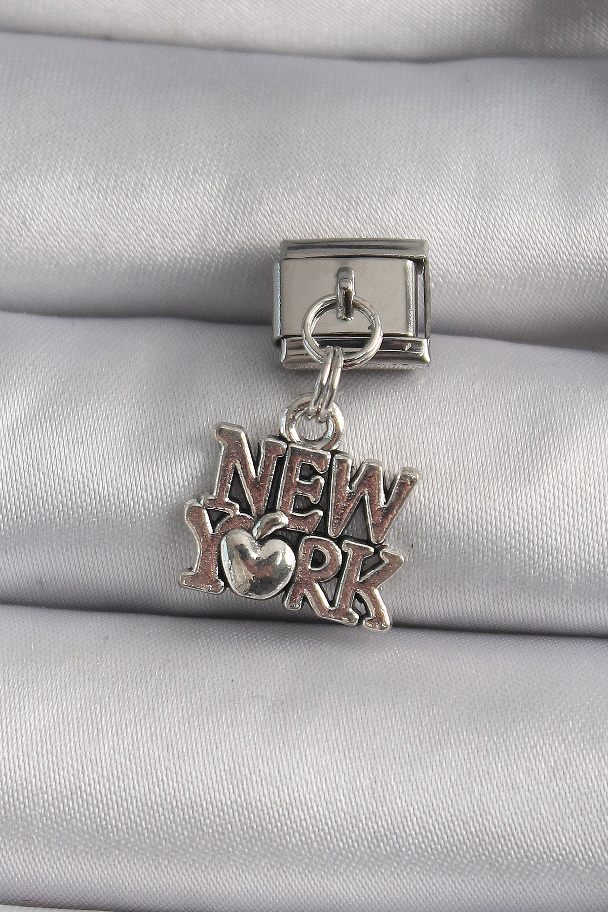 316L Çelik Gümüş Renk Sallantı New York Yazı Model Nomination Charm 5886 1 316L Çelik Gümüş Renk Sallantı New York Yazı Model Nomination Charm 5886