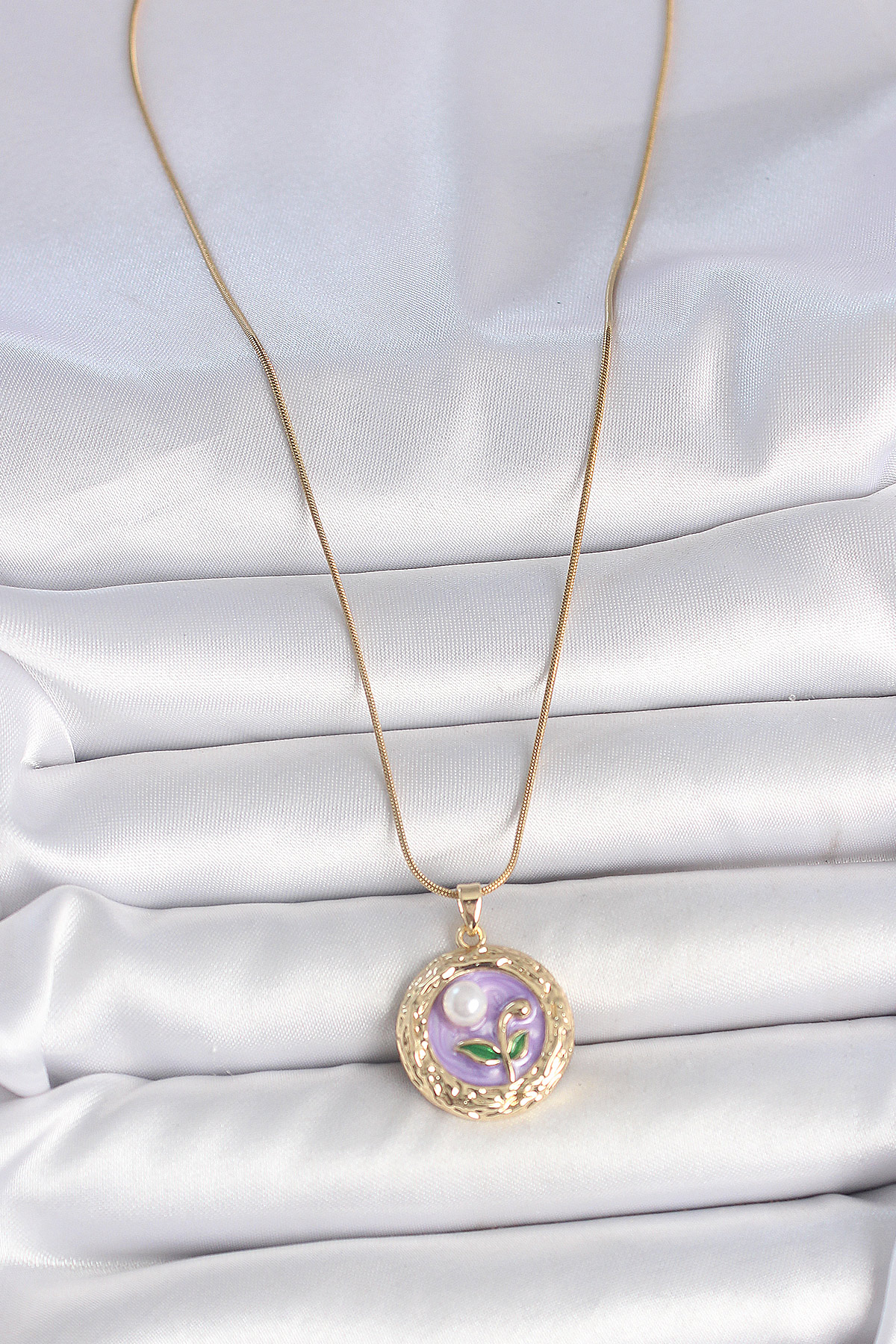316L Çelik Gold Renk Zincir Mor Çiçek İşlemeli İnci Detay Potre Model Kadın Kolye 5886 2 316L Çelik Gold Renk Zincir Mor Çiçek İşlemeli İnci Detay Potre Model Kadın Kolye 5886 - Görsel 2