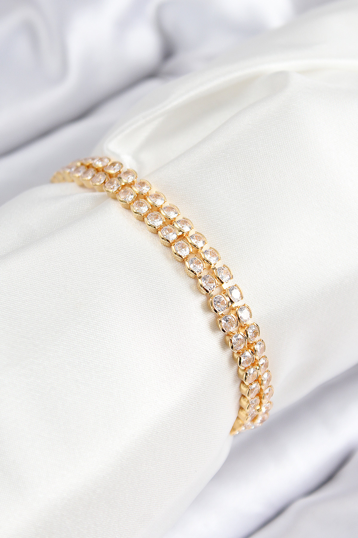 Pirinç Zirkon Taşlı Çift Sıra Model Gold Renk Asansörlü Kadın Bileklik 5886 1 Pirinç Zirkon Taşlı Çift Sıra Model Gold Renk Asansörlü Kadın Bileklik 5886