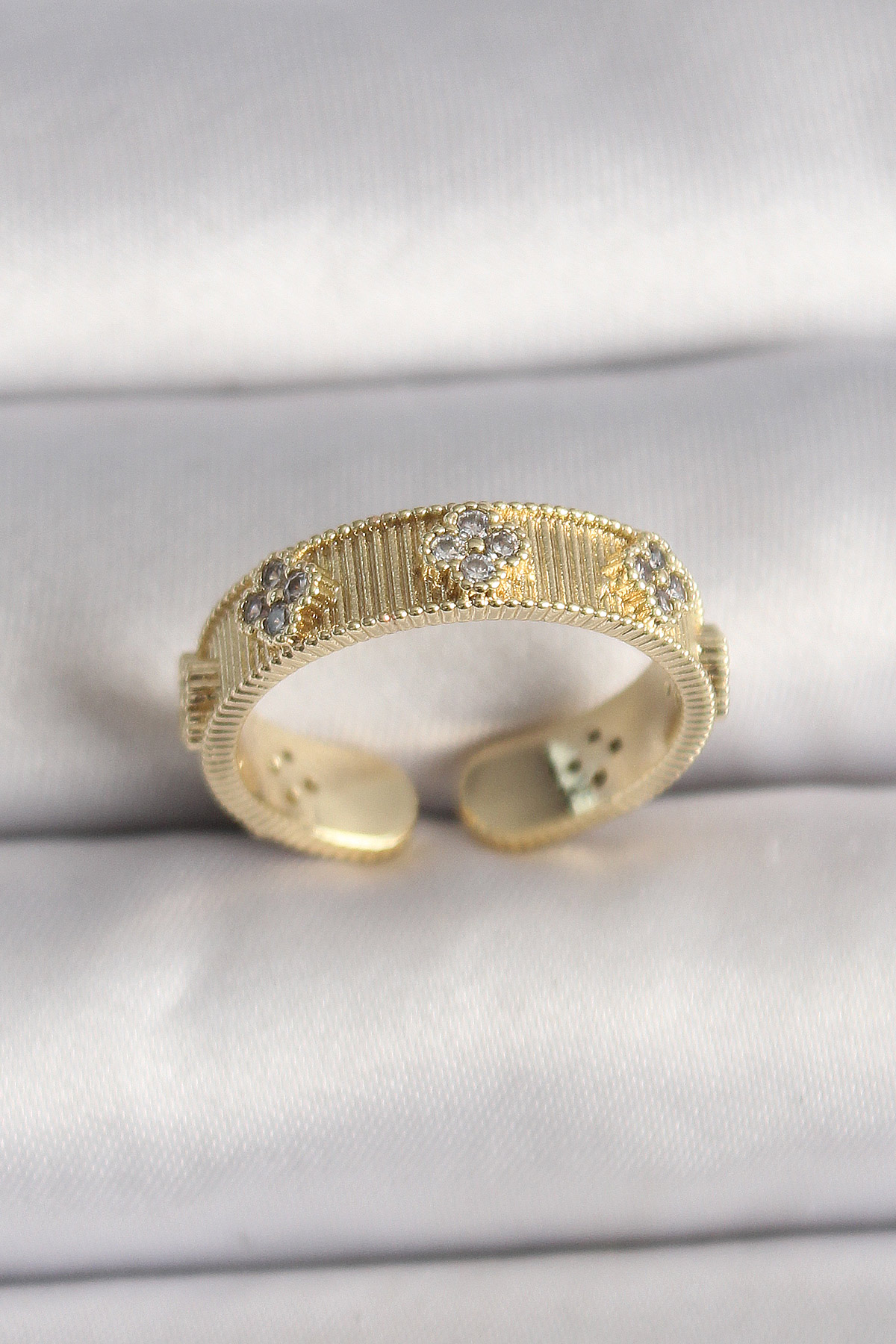 Pirinç Gold Renk Zirkon Taşlı Yonca İşlemeli Ayarlanabilir Yüzük 5886 1 Pirinç Gold Renk Zirkon Taşlı Yonca İşlemeli Ayarlanabilir Yüzük 5886