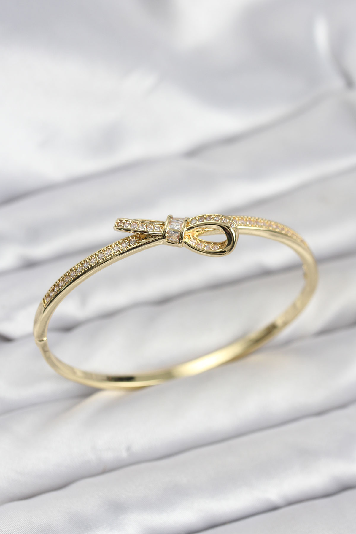 Pirinç Gold Renk Zirkon Taşlı Fiyonk Model Kadın Kelepçe Bileklik 5886 1 Pirinç Gold Renk Zirkon Taşlı Fiyonk Model Kadın Kelepçe Bileklik 5886